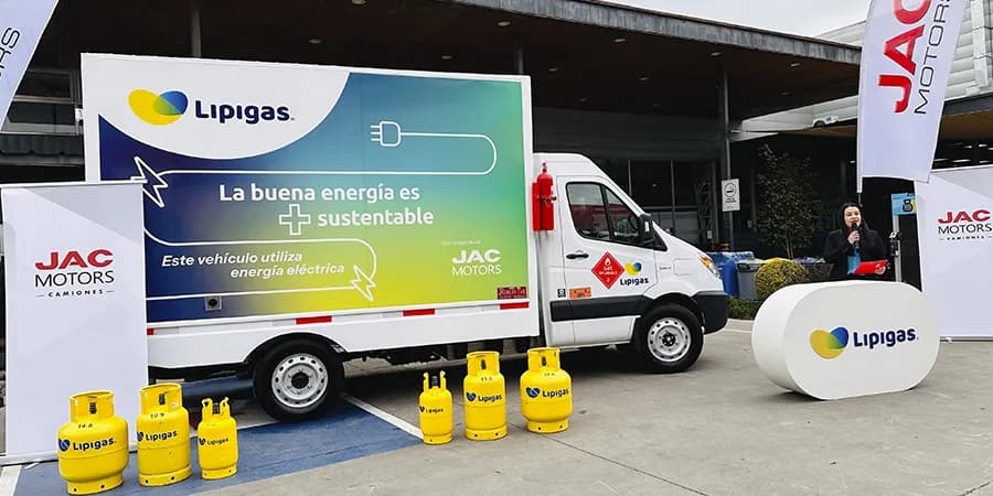 Dercomaq y JAC entregan el primer vehículo eléctrico para el transporte de cilindros de gas en Chile